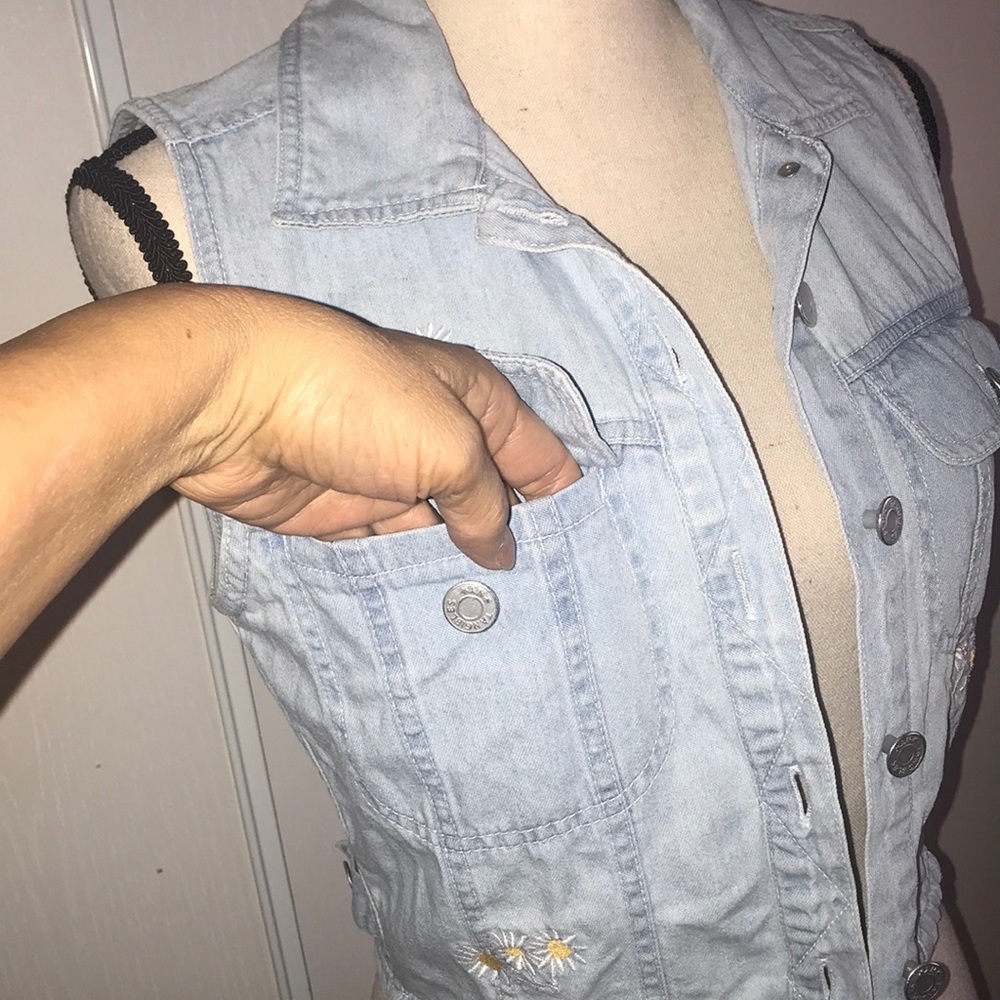 Cute Vest Button down - Picture 8 of 9
